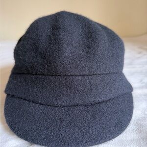 Frye women’s newsboy cabbies 100%Wool Hat